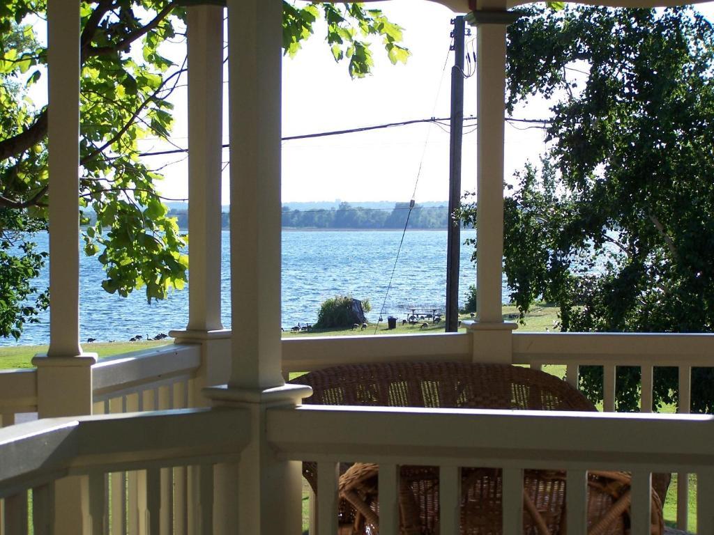 Creighton Manor Inn Bed & Breakfast Орилия Екстериор снимка