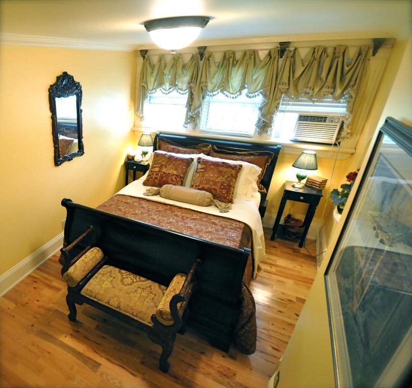 Creighton Manor Inn Bed & Breakfast Орилия Стая снимка