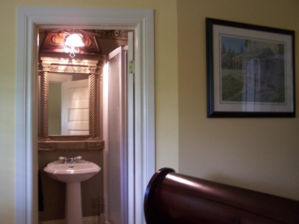 Creighton Manor Inn Bed & Breakfast Орилия Стая снимка