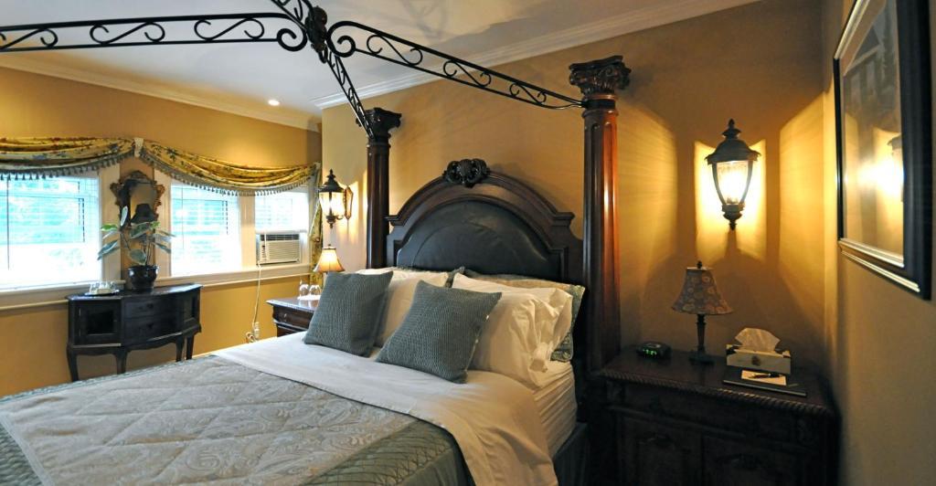 Creighton Manor Inn Bed & Breakfast Орилия Екстериор снимка