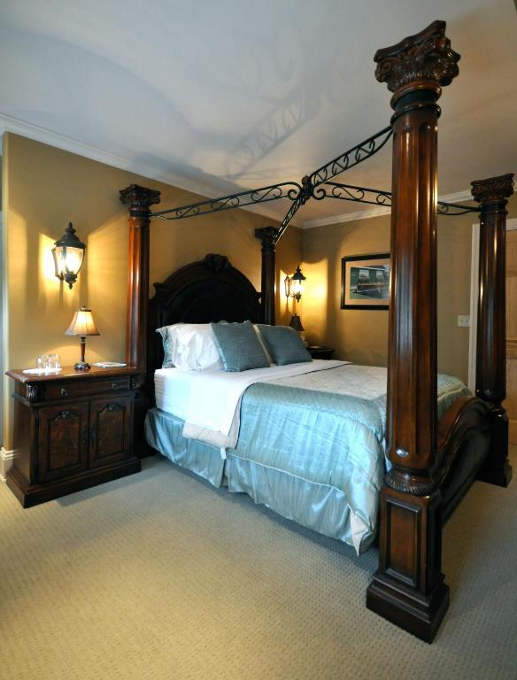 Creighton Manor Inn Bed & Breakfast Орилия Екстериор снимка