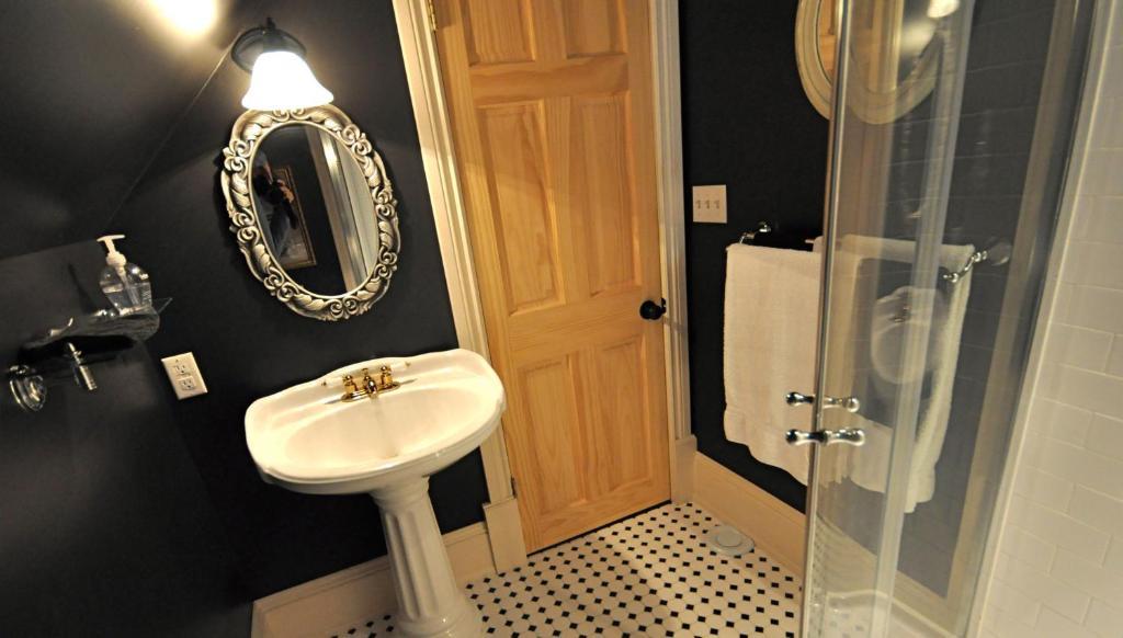 Creighton Manor Inn Bed & Breakfast Орилия Екстериор снимка